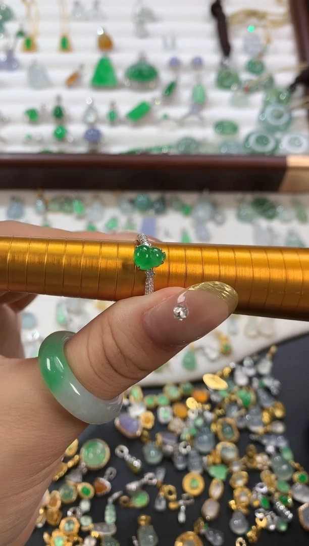 翡翠18K金镶嵌颈饰葫芦戒指