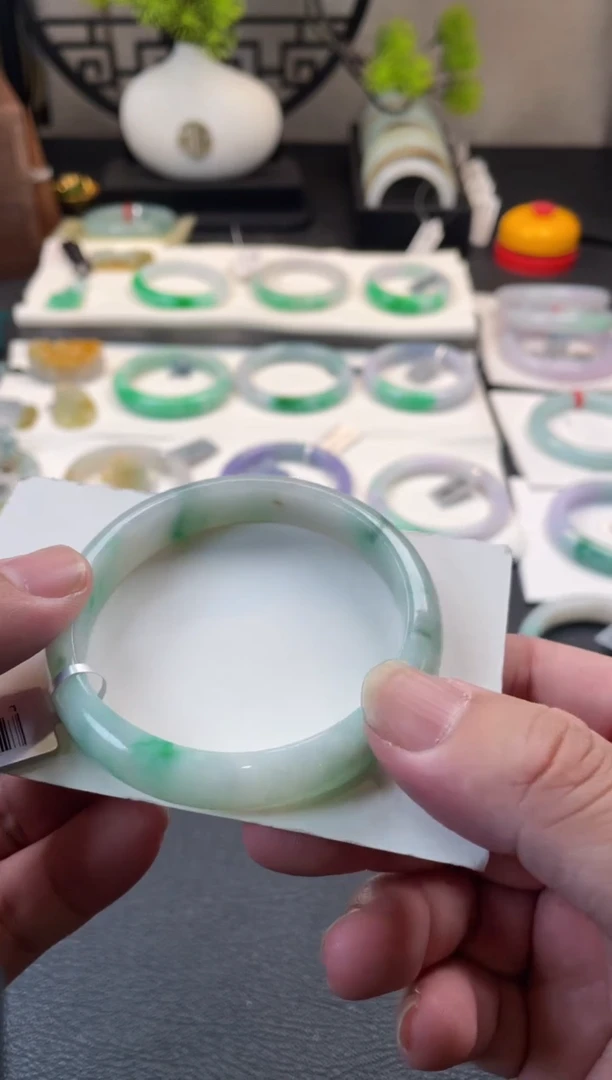 翡翠手镯未镶嵌有纹裂 60