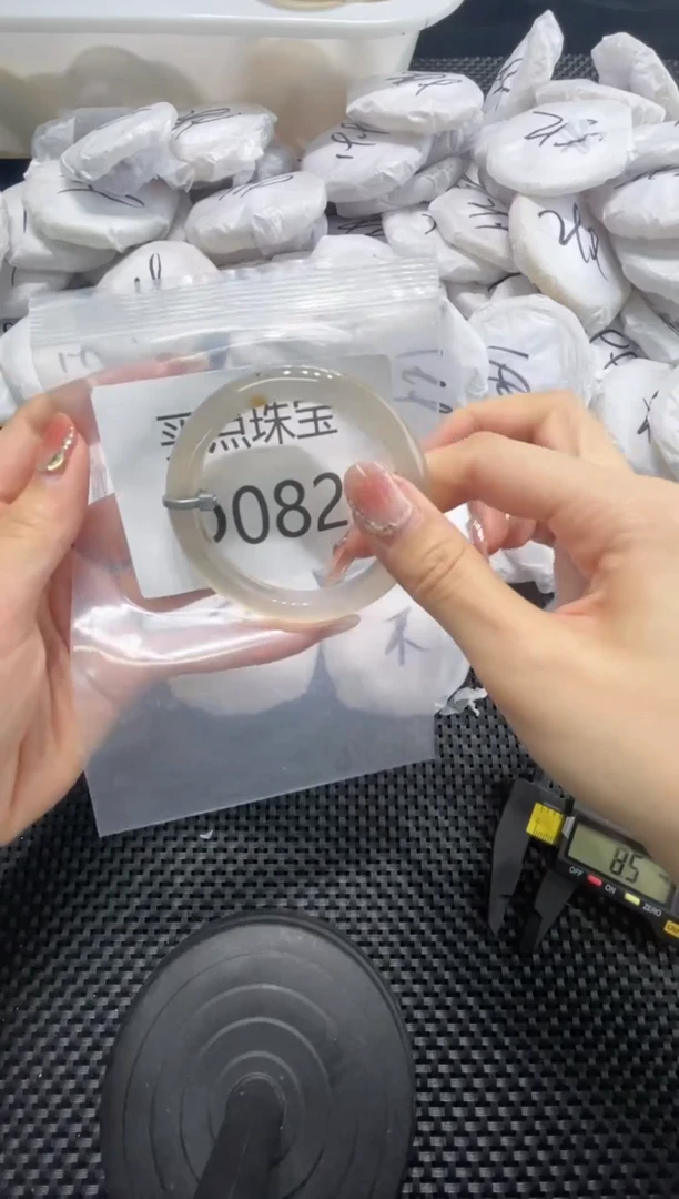 玛瑙/玉髓手镯未镶嵌D082