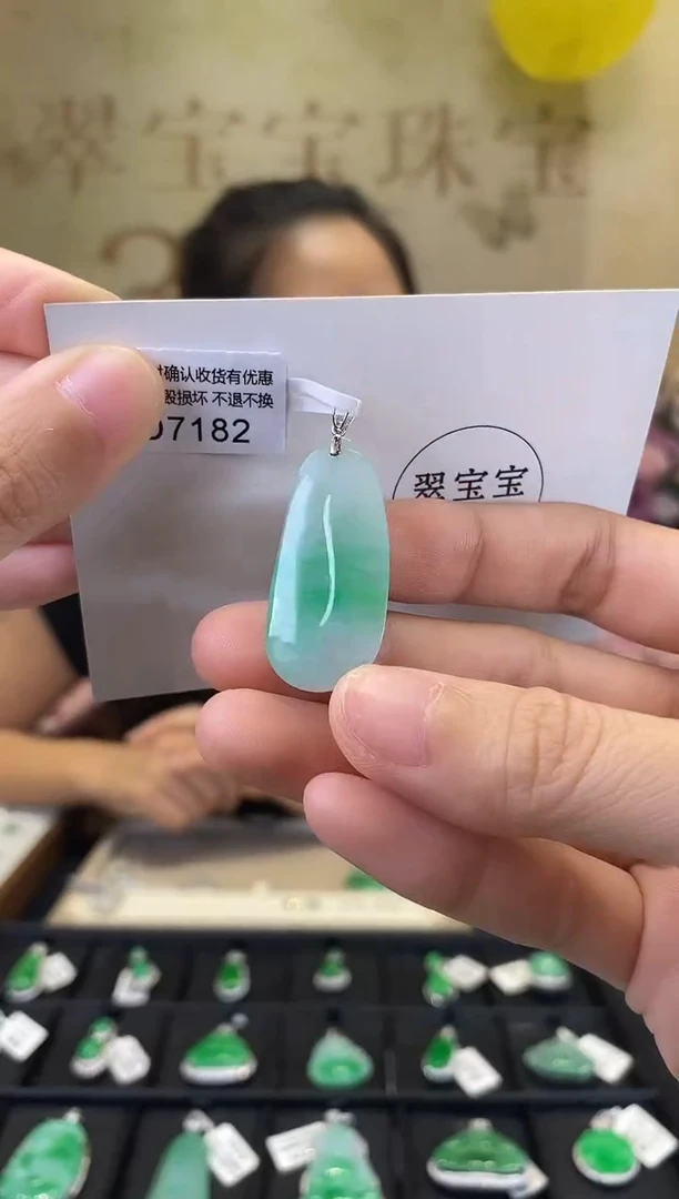 颈饰18K金镶嵌翡翠D7162 福瓜 含运营费