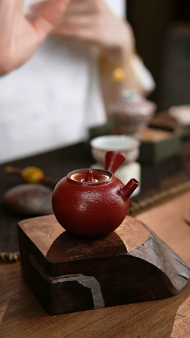 红釉侧把壶......