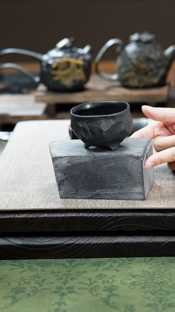 中式归玉堂冰碛岩重工雕刻三足手凿杯