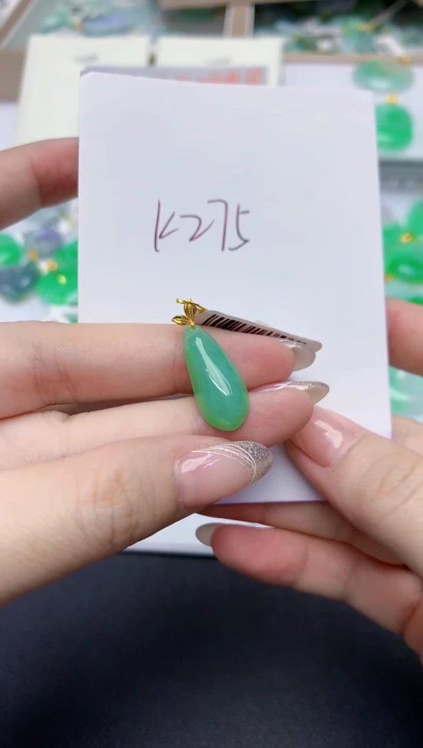翡翠18K金镶嵌颈饰天然缅甸A货翡翠
