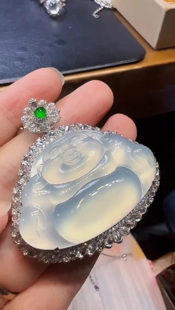 颈饰18K金镶嵌翡翠?**棒佛公