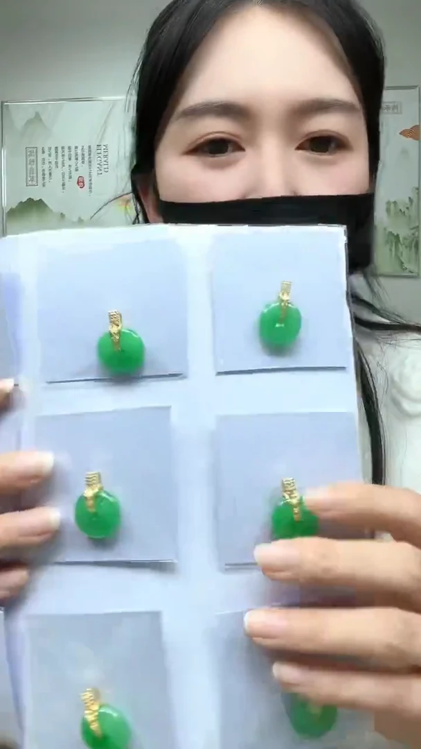 颈饰未镶嵌翡翠甜绿小平安扣