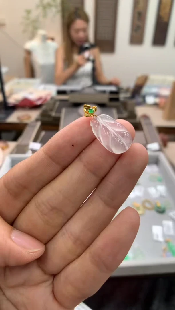 颈饰18K金镶嵌翡翠叶子