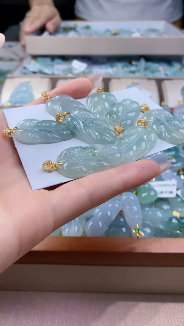 翡翠未镶嵌颈饰 多样性发其一件