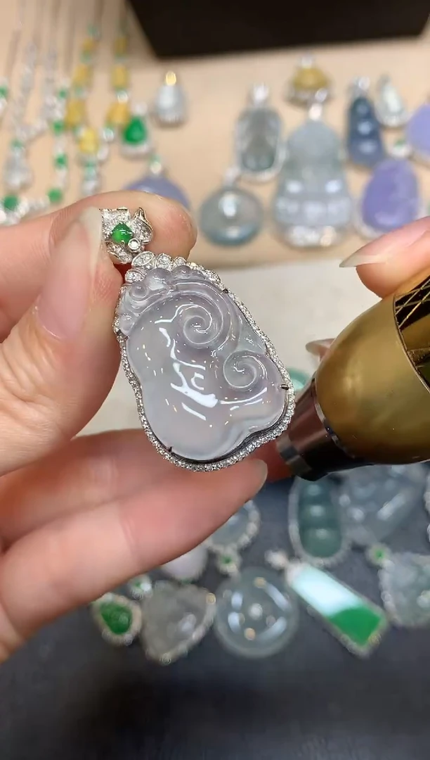 颈饰18K金镶嵌翡翠如意【无服务费