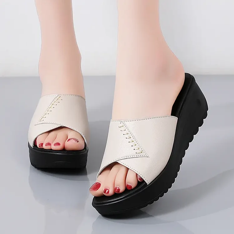 拖鞋女外穿2025夏季新款女士凉鞋平底软底防滑软皮休闲妈妈凉拖鞋