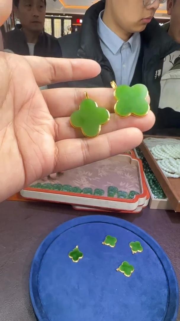 18K金镶嵌和田玉挂件【陆1120】33 7023 多样性发其一