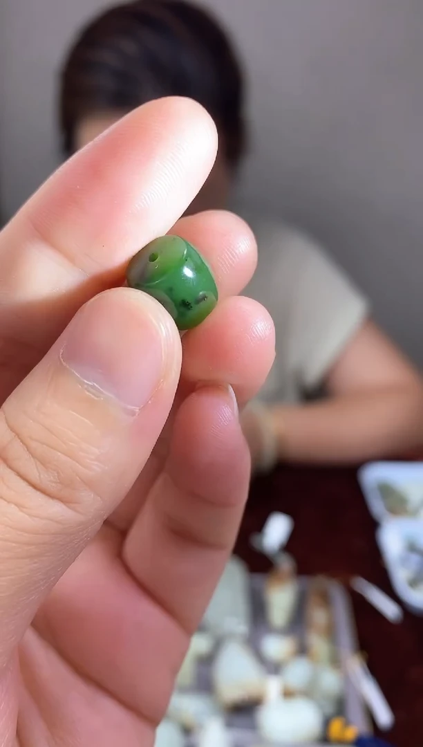 和田玉未镶嵌颈饰碧玉珠
