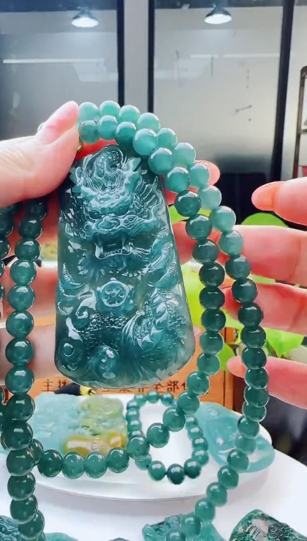 翡翠未镶嵌颈饰多样性发货其中一件