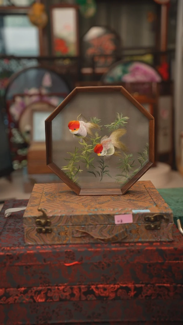 扇子苏绣双面绣八角台屏胡桃木框大号20CM