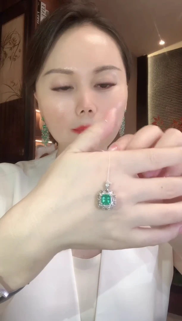 18K金镶嵌吊坠(不含链)祖母绿A34