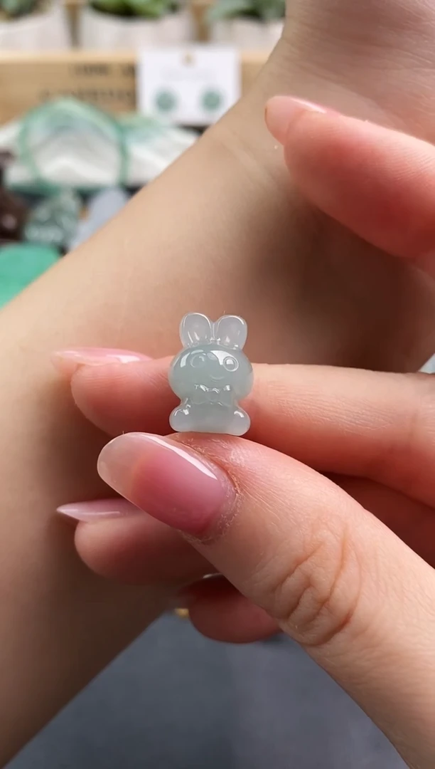颈饰未镶嵌翡翠兔子