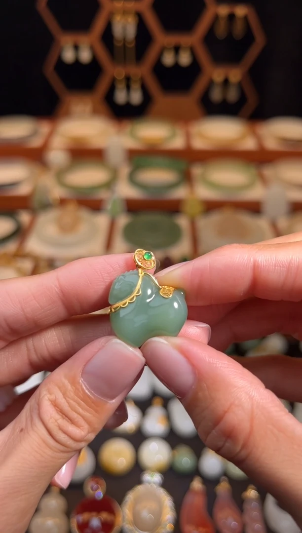 18K金镶嵌和田玉挂件福利