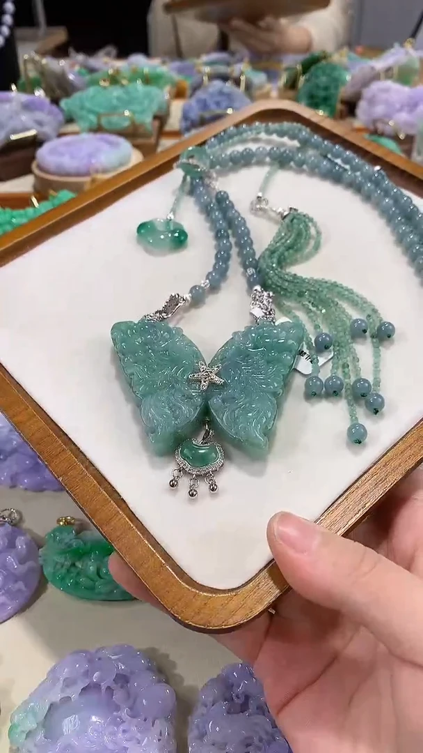 颈饰未镶嵌翡翠吊坠