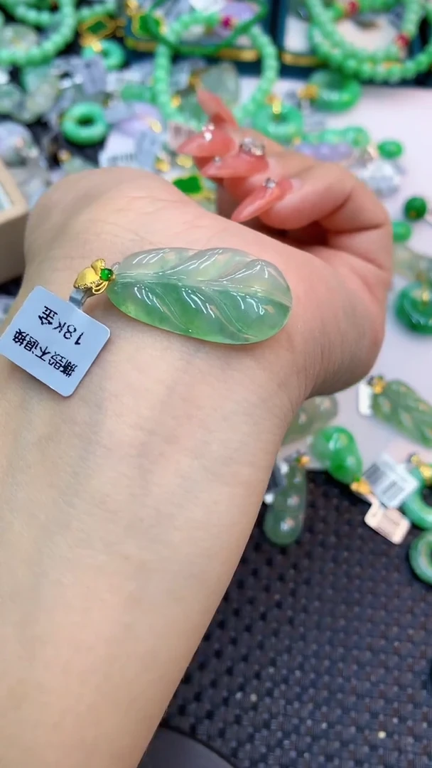 颈饰18K金镶嵌翡翠1