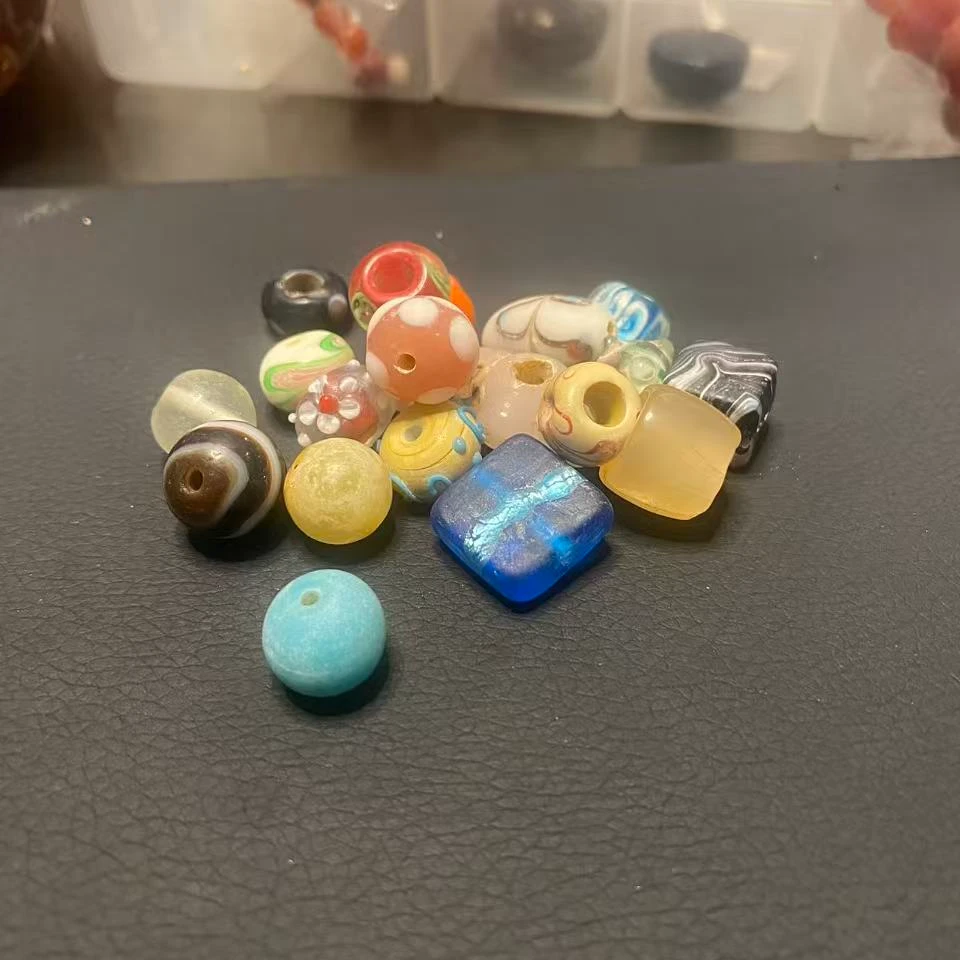 清代彩色异形琉璃珠