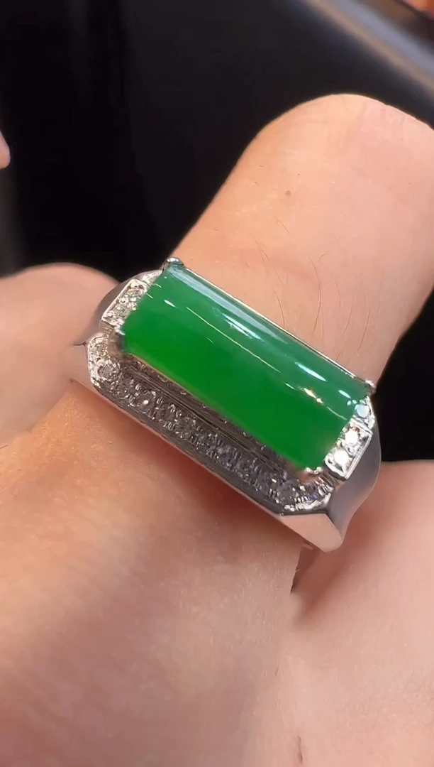 18K金镶嵌戒指翡翠戒指