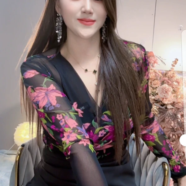 芳1010夏季2024夏季新款时尚减龄显瘦百搭V领防晒长袖T恤小衫女