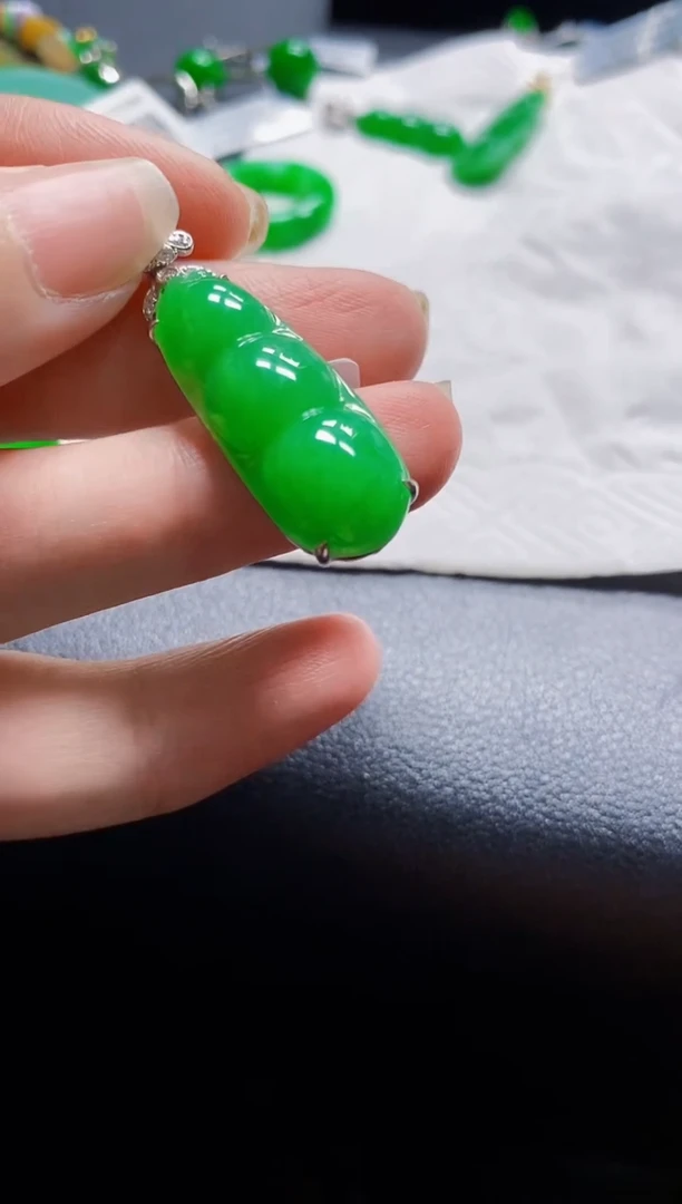 翡翠18K金镶嵌颈饰豆