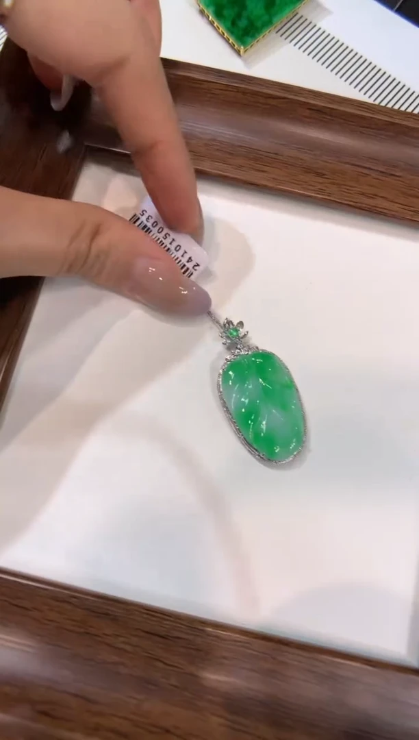 颈饰18K金镶嵌翡翠叶子