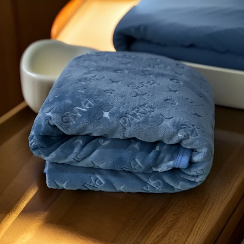 180*220cm 蓝色加厚牛奶绒压花双面毛毯