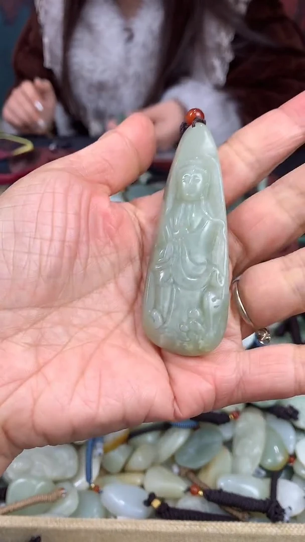 颈饰未镶嵌和田玉（多样性发一件）没有证书有瑕