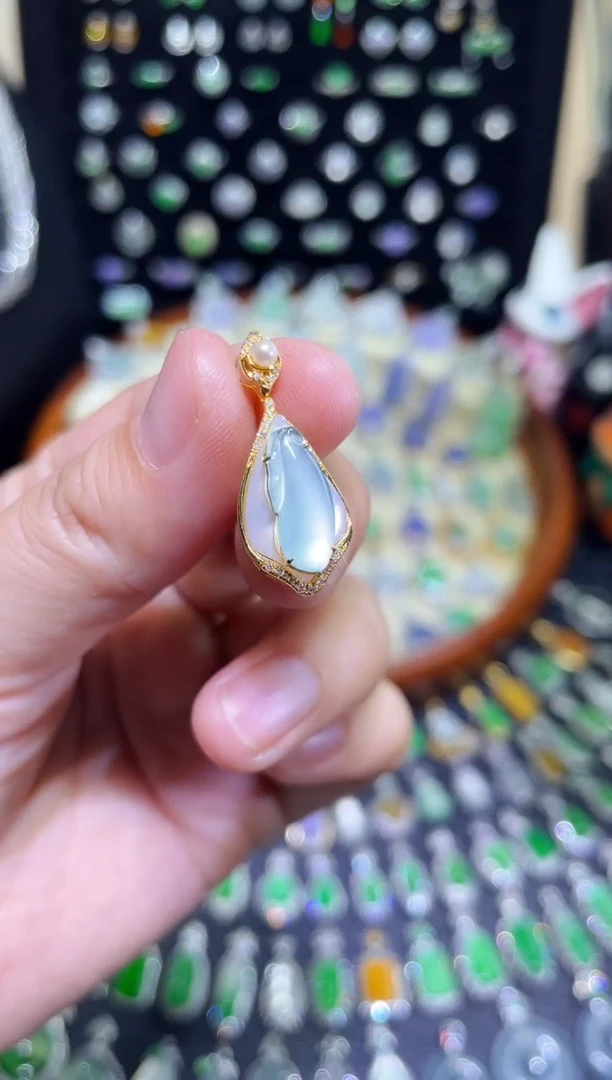 翡翠18K金镶嵌颈饰玻璃种木纳瓜瓜吊坠