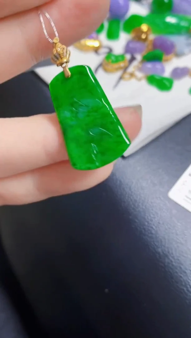 颈饰18K金镶嵌翡翠竹子