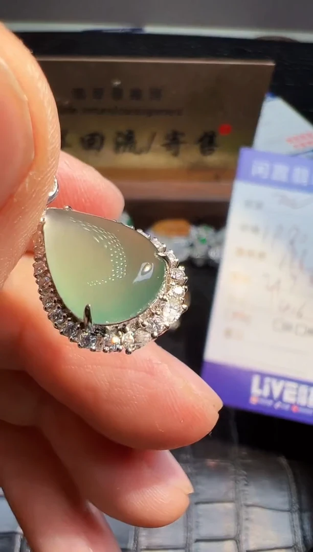 【闪购商品】翡翠颈饰18K金镶嵌翡翠回流