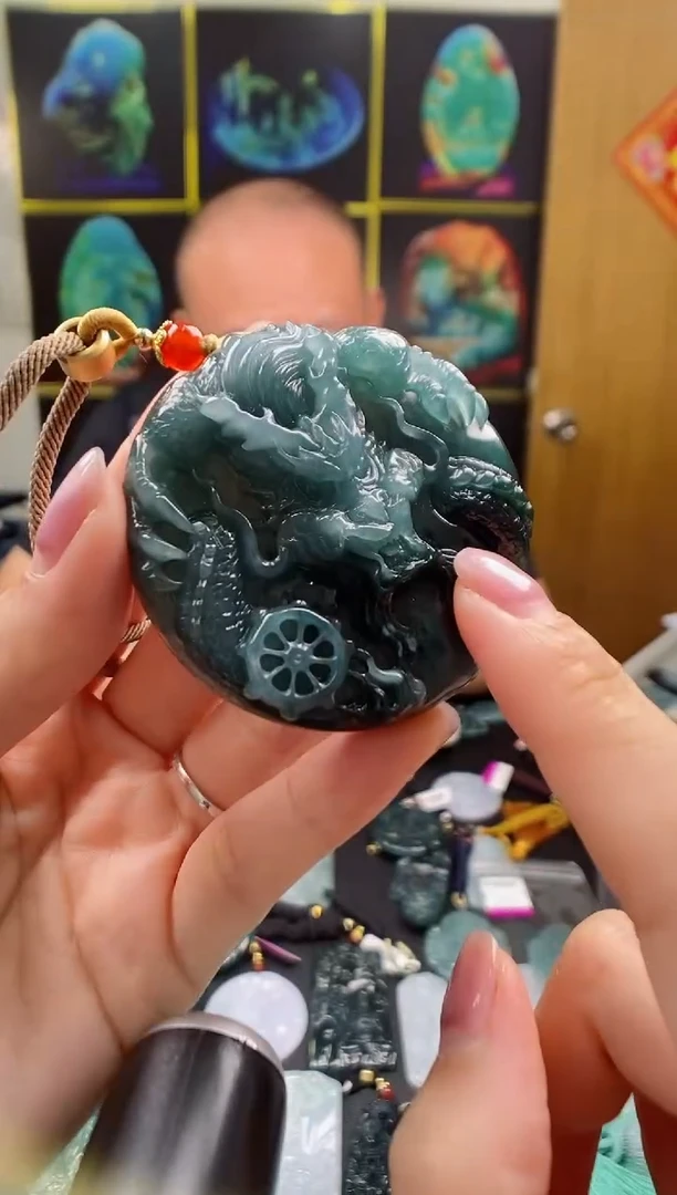 翡翠未镶嵌颈饰多样性发其一