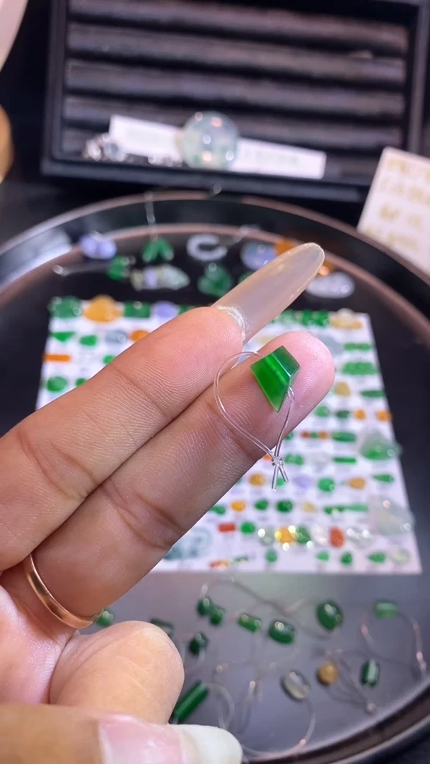 翡翠挂件未镶嵌切割