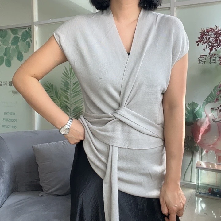 【怦然心动夏日版】雅高小众设计夏款莱赛尔气质款无袖飘带针织上衣