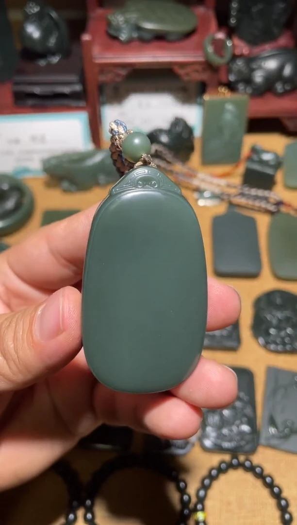 颈饰未镶嵌和田玉（青玉）1