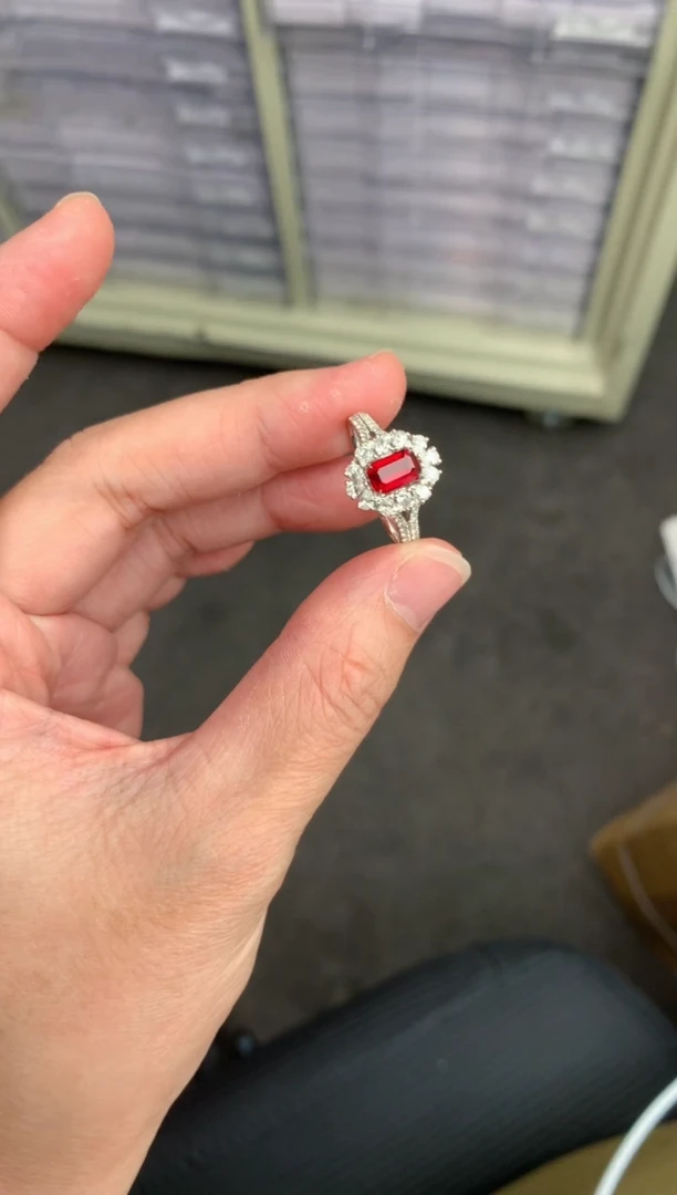 【闪购商品】红宝石戒指18K金镶嵌1ct无烧鸽血红戒指