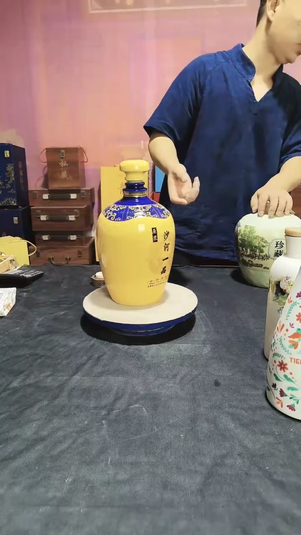1个5斤装带文字的陶瓷空酒瓶