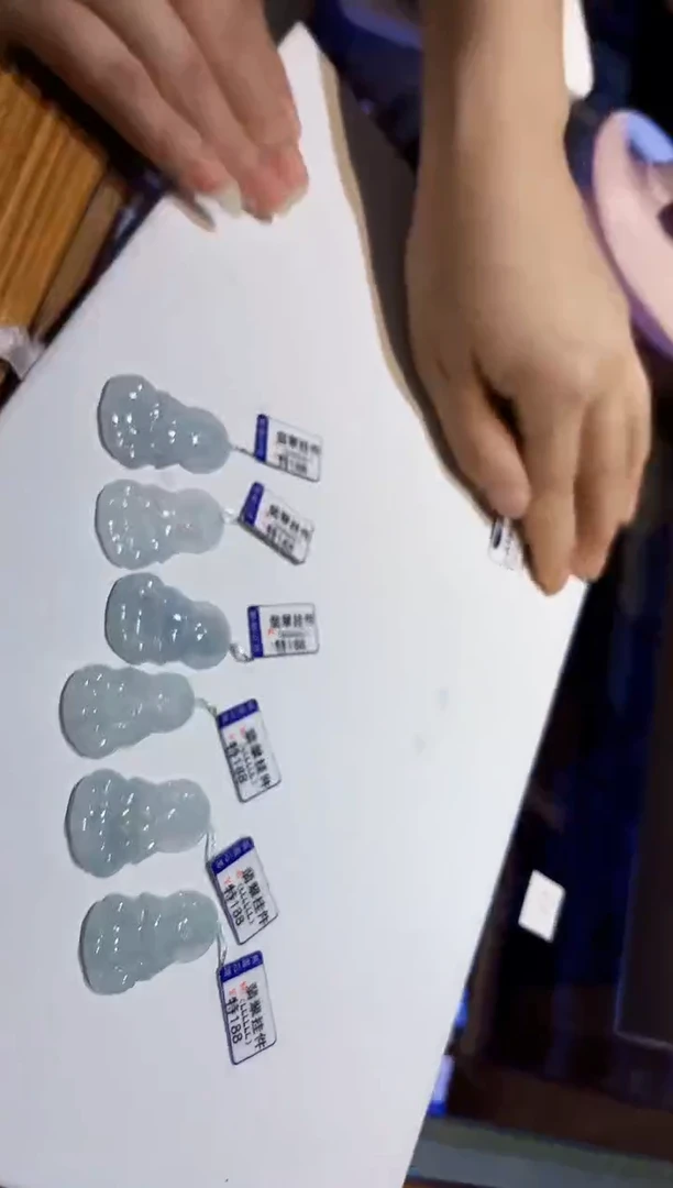 颈饰未镶嵌翡翠挂件多样性发其一