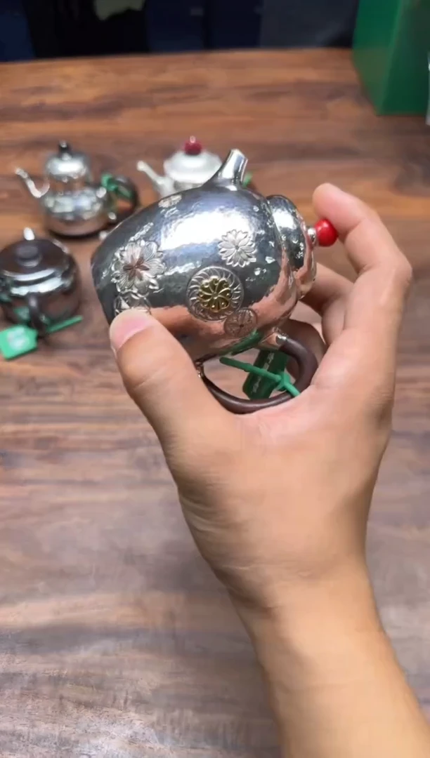 大**?呆坐 锤纹錾刻嵌金皮球花 秋水壶