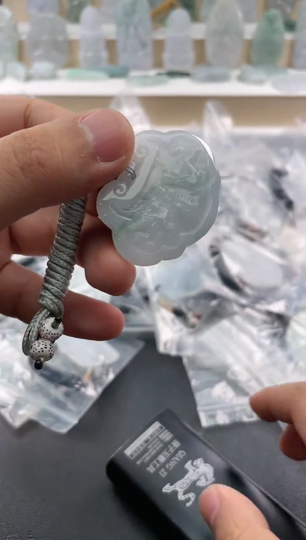 翡翠未镶嵌颈饰..../5/26/ 203