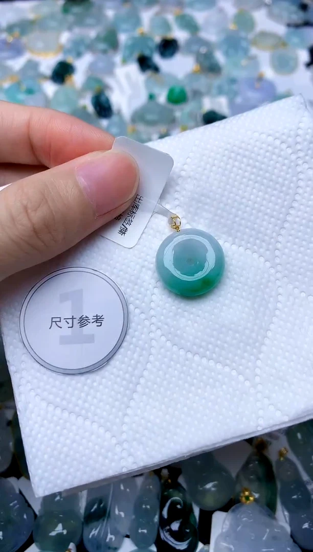 颈饰18K金镶嵌翡翠天然A货翡翠