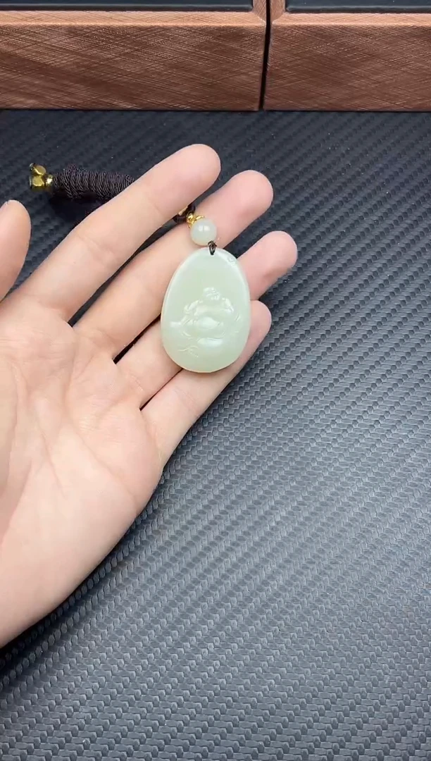 吊坠(赠链)未镶嵌和田玉且末微色差迪克兰一细吊坠