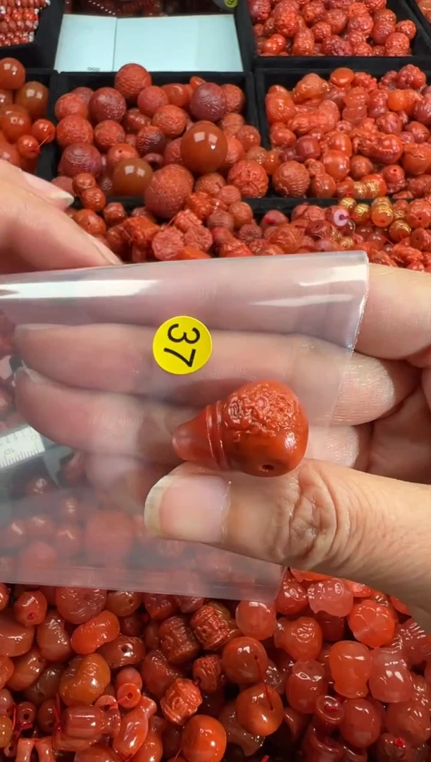 南红玛瑙未镶嵌颈饰1