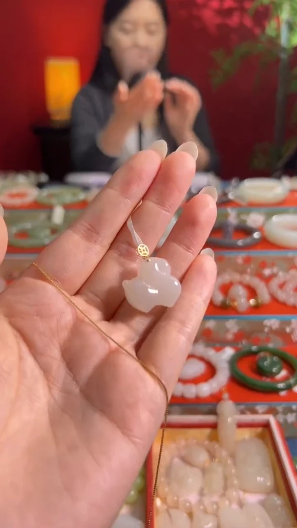 颈饰18K金镶嵌和田玉高冰白玉唐马吊坠