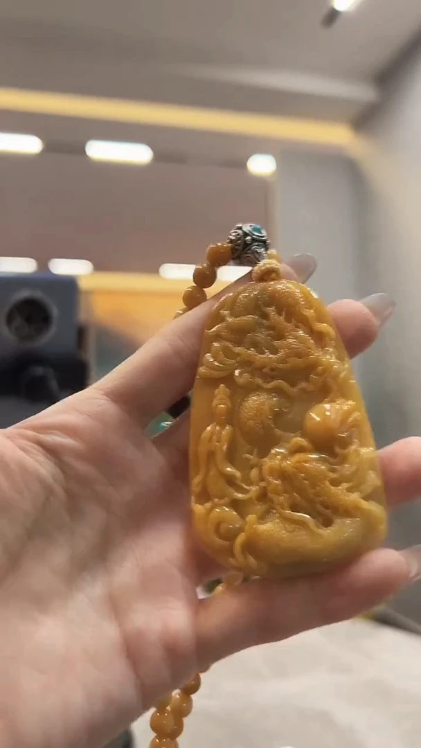 翡翠未镶嵌颈饰龙