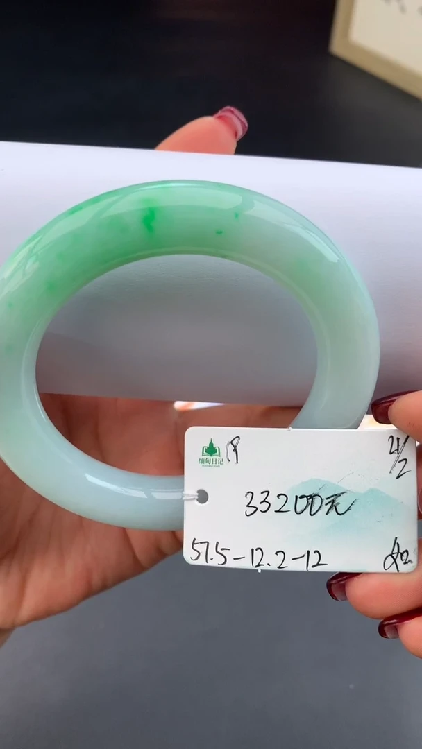 【闪购商品】翡翠手镯未镶嵌女神节#送礼#，下单联系客服核对地址~