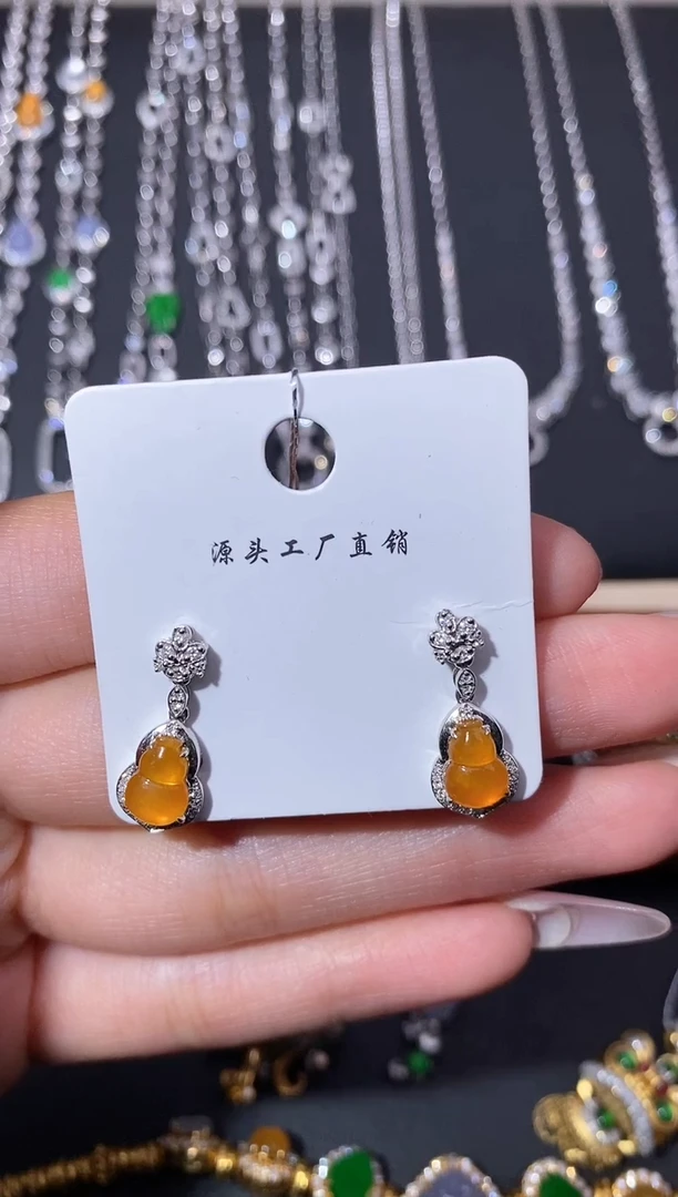 颈饰18K金镶嵌翡翠耳饰