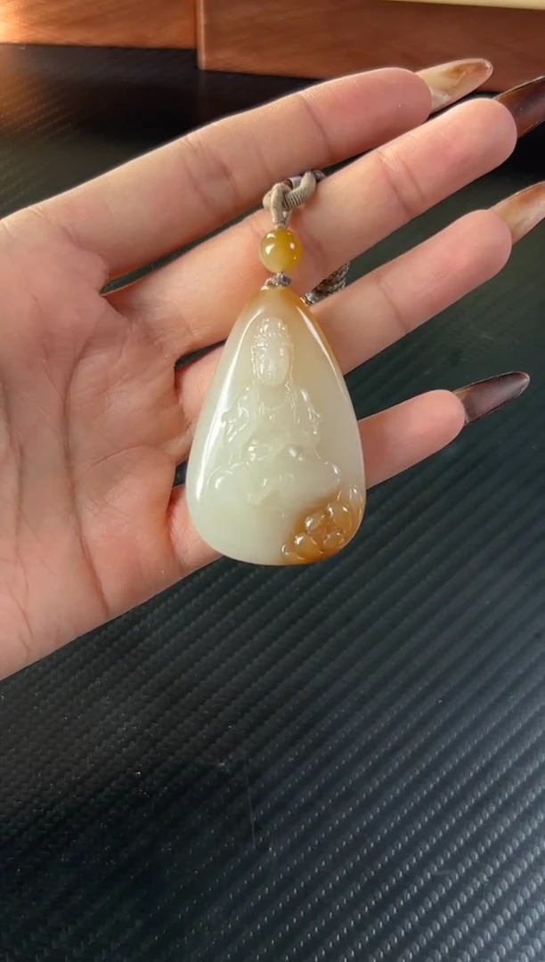 吊坠(赠链)未镶嵌和田玉且末金山微色差吊坠