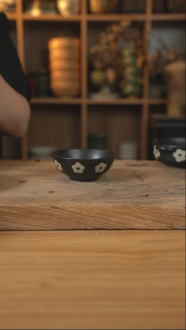 黑色雕刻小花的4.8英寸小碗1个